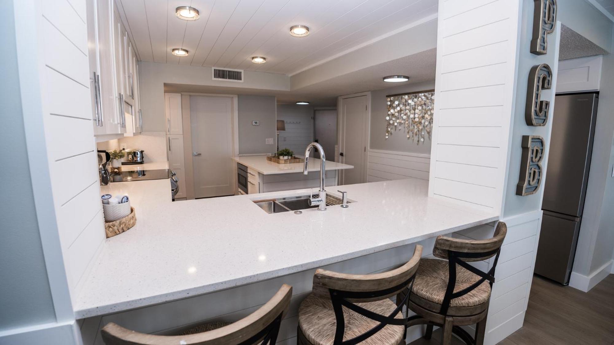 New Rental - 3Br 3Ba Corner Beachfront - 2024 Remodel - 3 Pools, Tiki Hut, Gym, Tennis Panama City Beach Exterior photo